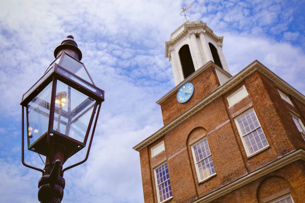 Charles Street Meeting House (1807) 에서 일어난 인종 통합에 대한 논쟁에 대해 알아보십시오.