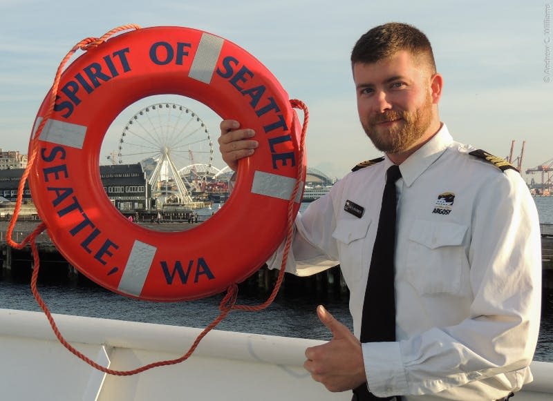 아고시 크루즈 선장은 "시애틀의 정령" 리프링을 장난스럽게 들고 있습니다.