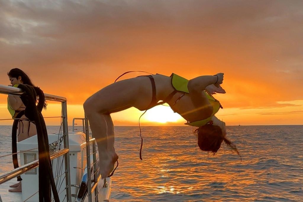 석양의 물놀이! 쌍동선을 타고 불타는 하와이 하늘을 배경으로 빛나는 오렌지빛 바다로 빠져보세요.