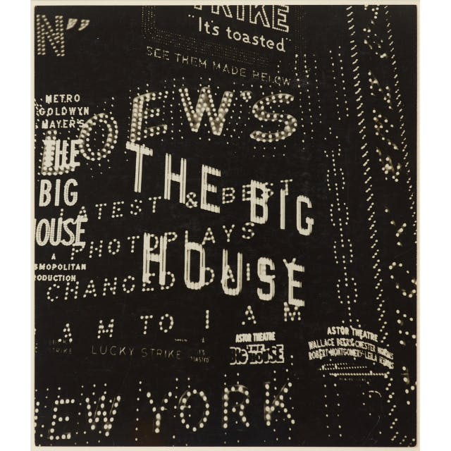 "Loew's The Big House" 가 돋보이는 뉴욕의 조명된 극장 간판의 빈티지 사진.
