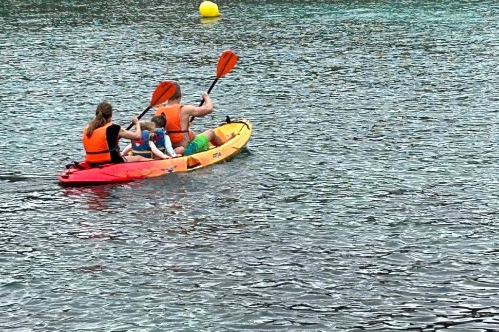 가족과 함께 바다에서 카약 타기