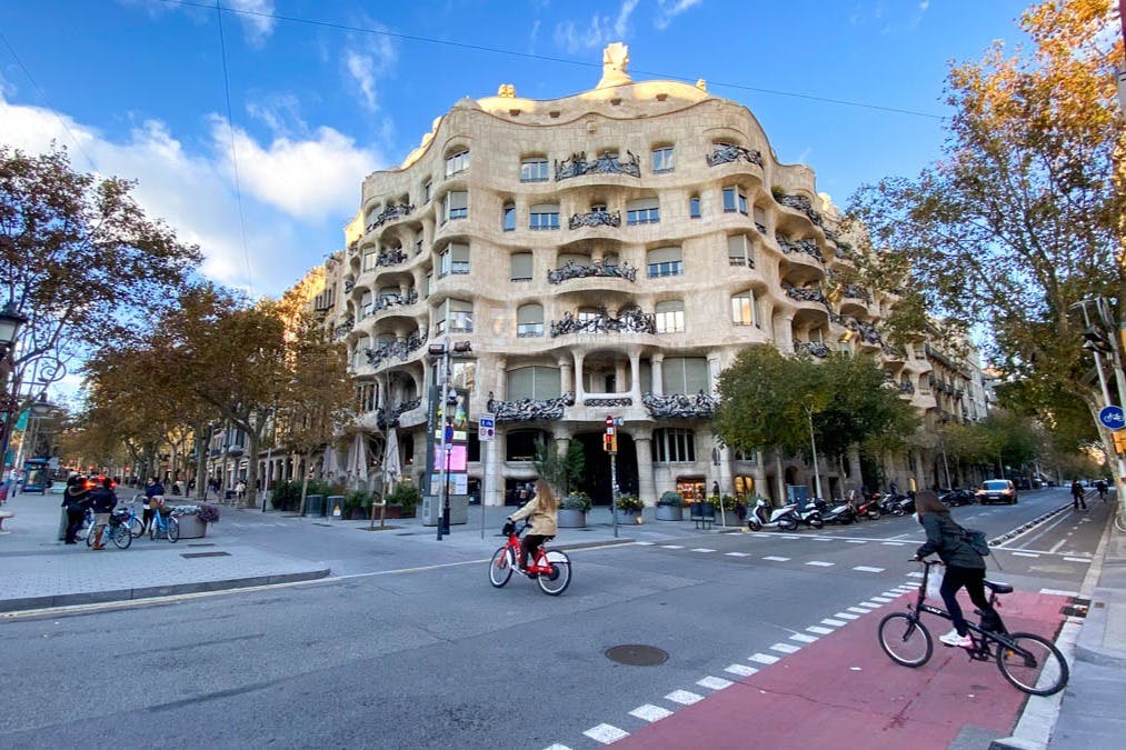 유명한 카사 밀라의 외관과 물결 모양 벽