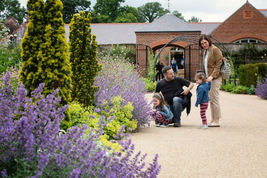 벽으로 둘러싸인 정원, 힐스버러 성 및 정원