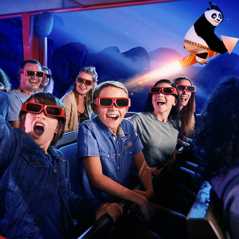 3D 안경을 쓴 사람들은 테마가 있는 어트랙션에서 애니메이션 판다가 지나가는 모습을 흥미진진하게 감상합니다.