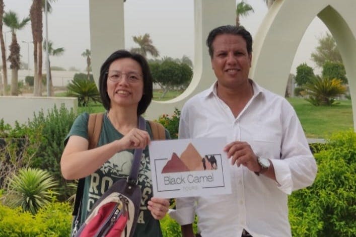 공급업체가 게스트를 맞이하도록 안내했습니다.