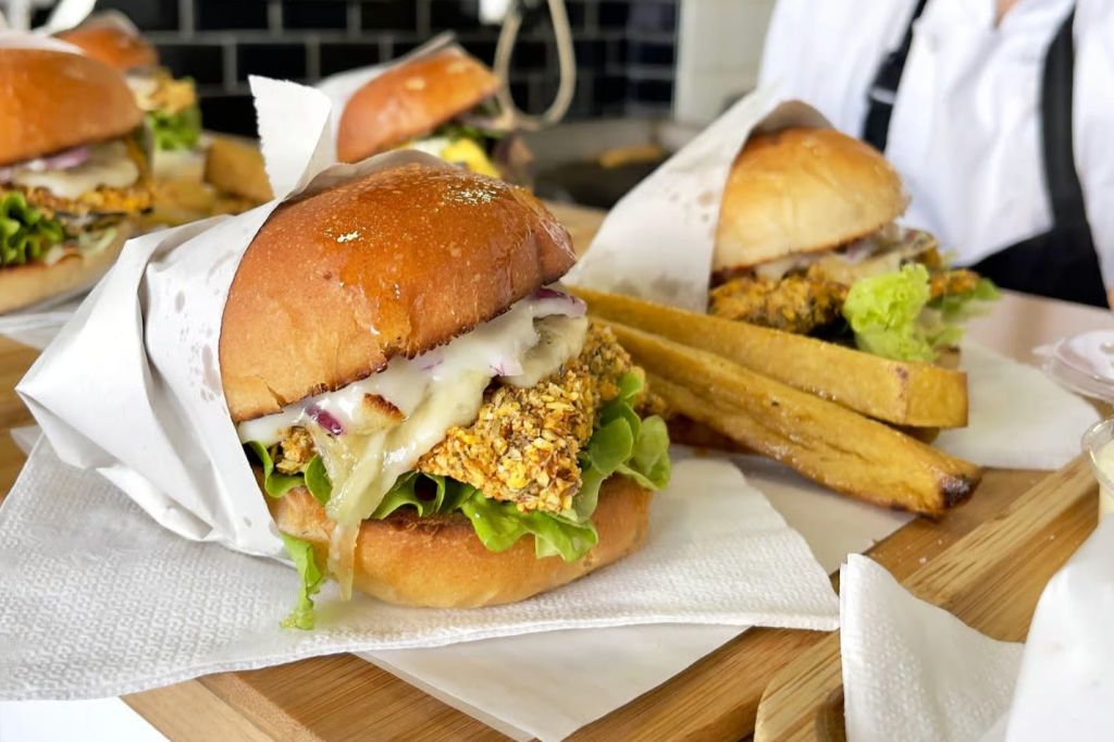 햄버거 5개를 레스토랑의 트레이에 놓고 종이로 포장합니다.