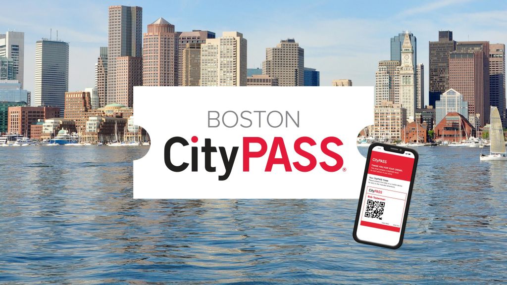 높은 건물, 전경의 물, "Boston CityPASS" 티켓과 모바일 패스가 표시된 보스턴 스카이라인.
