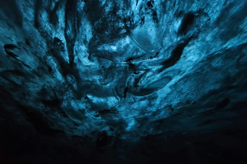 짙은 파란색이 매료됩니다.