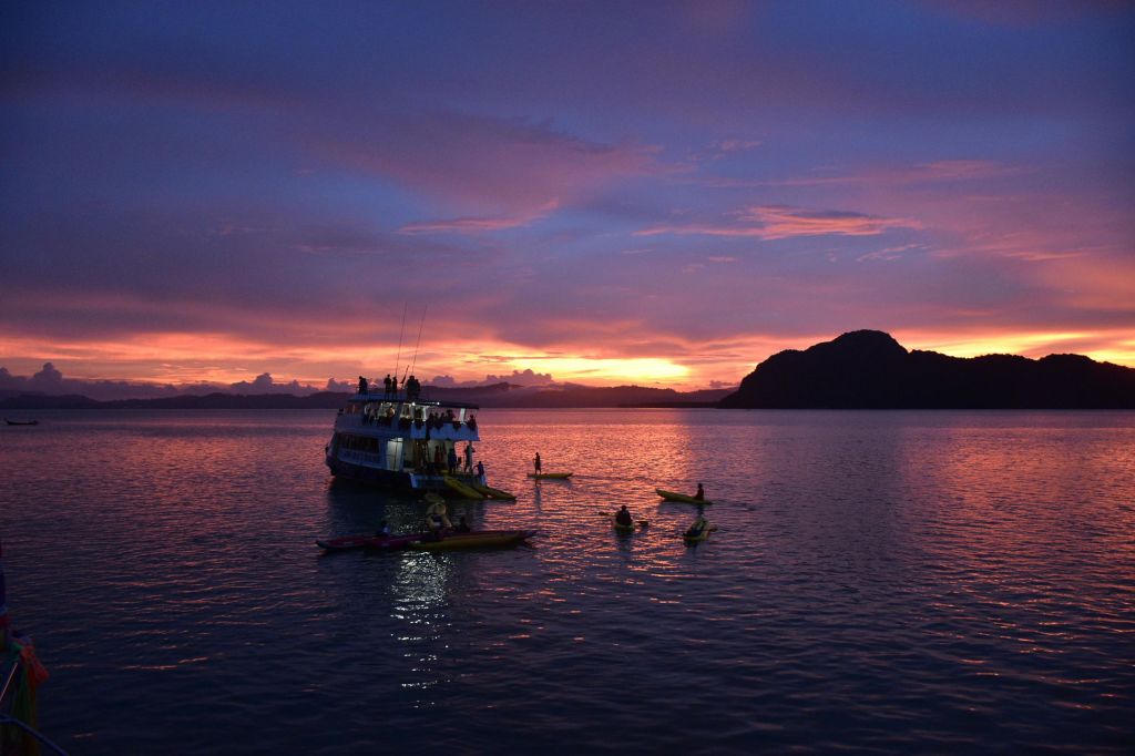 부두로 돌아가는 길에 아름다운 석양 감상하기
