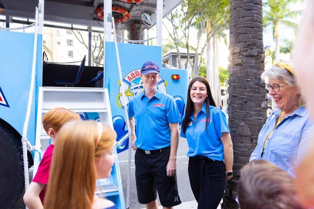 아쿠아덕에서 게스트를 맞이하는 직원.