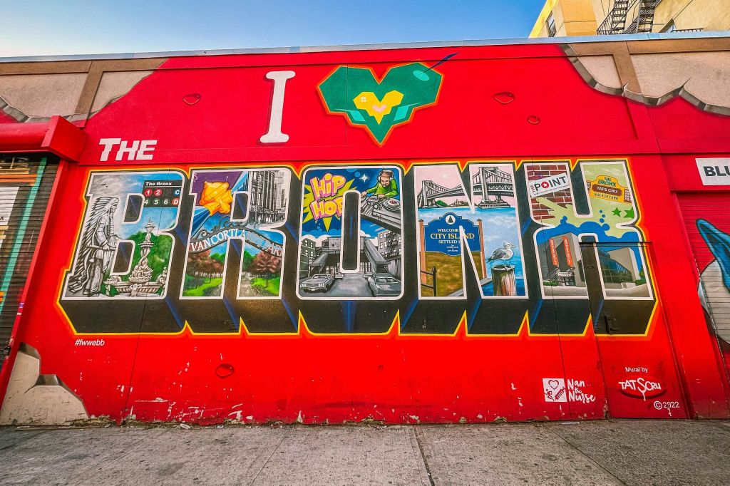 각 글자 안에 다양한 랜드마크와 문화적 요소가 담긴 "I ❤️ THE BRONX" 라는 글자가 있는 생동감 넘치는 벽화.