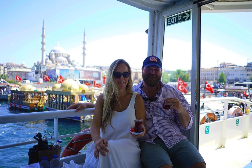 우리의 출발은 에미노누의 갈라타 다리 옆에 있는 유명한 피시 샌드위치 보트 바로 옆에 있습니다.