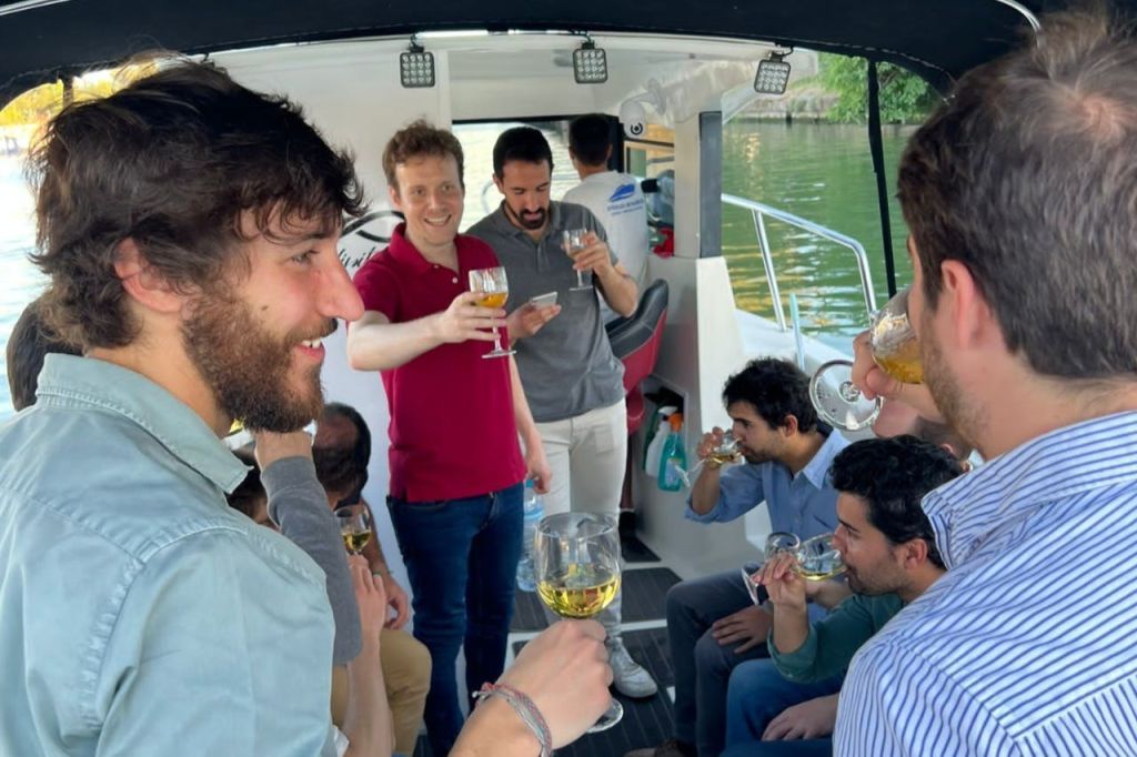 과달키비르에서 보트를 타는 그룹을 볼 수 있습니다.