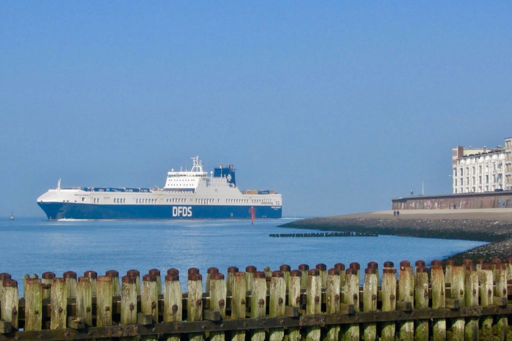 대로를 따라 거의 감동적인 거리를 배송합니다.