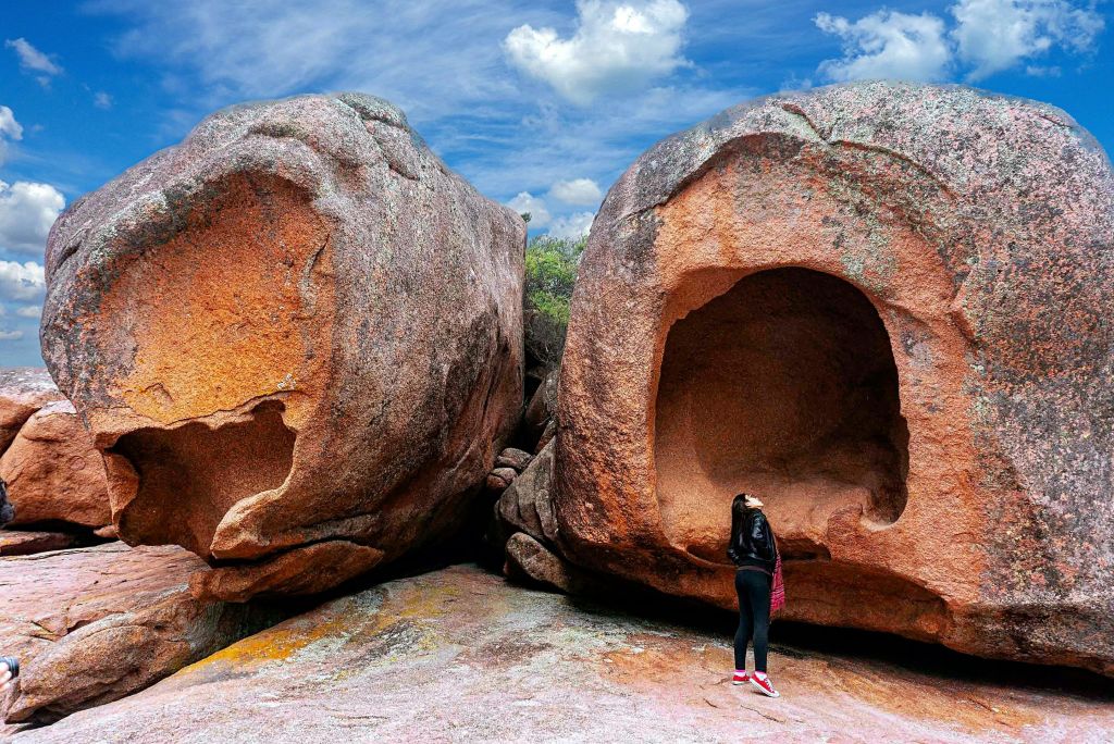 슬리피 베이의 분홍색 화강암 암석 형성