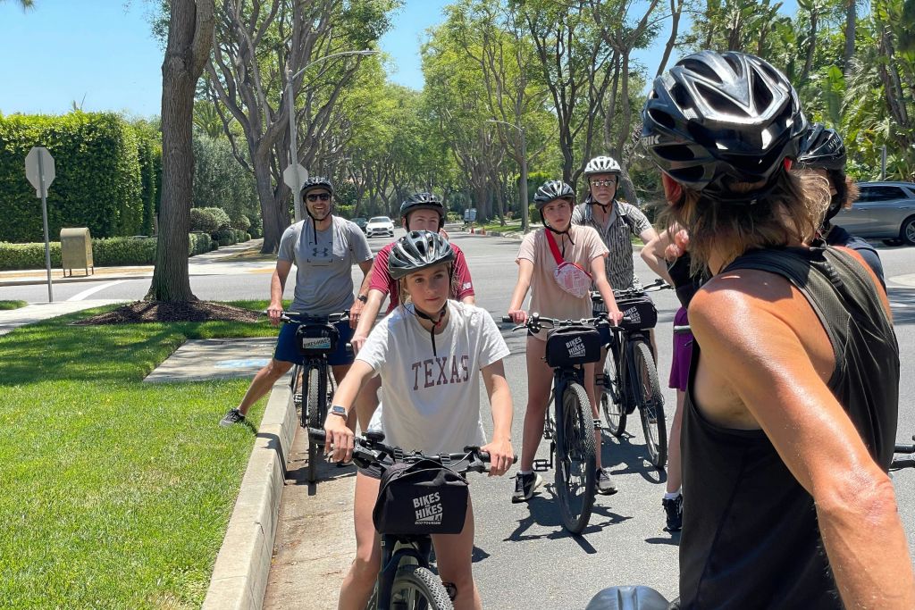 베벌리힐스와 벨에어의 호화로운 거리에 흠뻑 빠져보세요