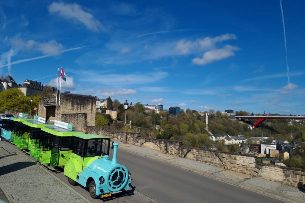 몬테 드 클라우젠 (Montée de Clausen) 을 따라 내려가는 시티 트레인.