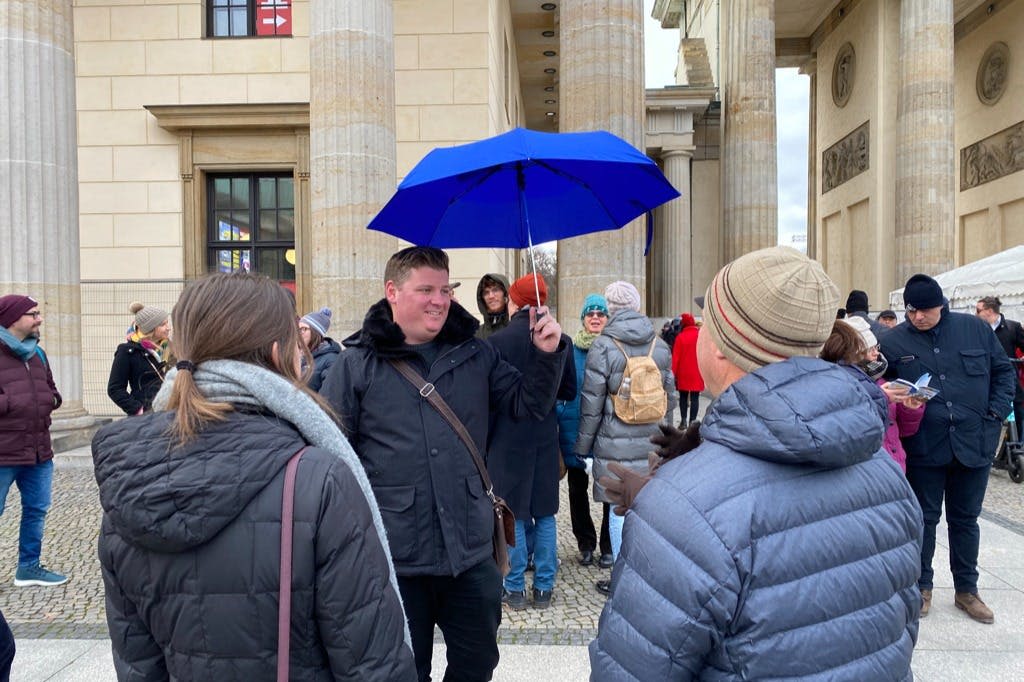 나를 찾아줄 파란 우산을 찾아봐.