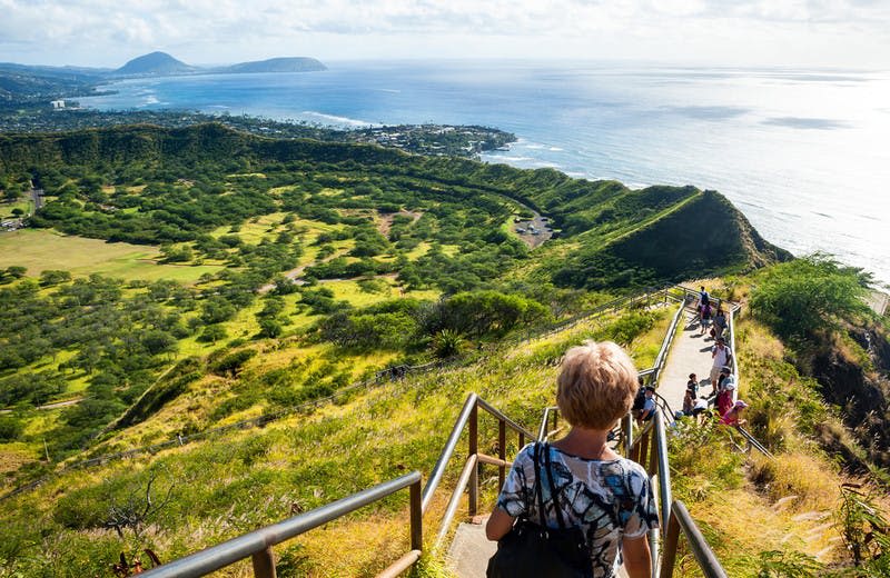 관광객이 있는 등산로 이미지