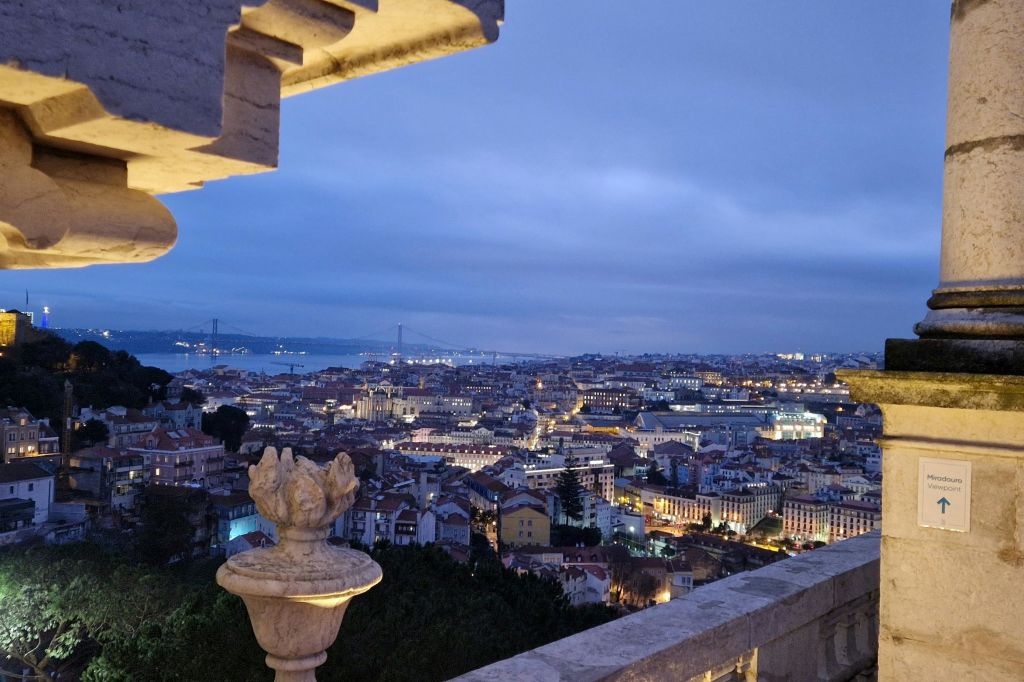 석양을 감상하며 테라스에서 리스본 전망 감상하기