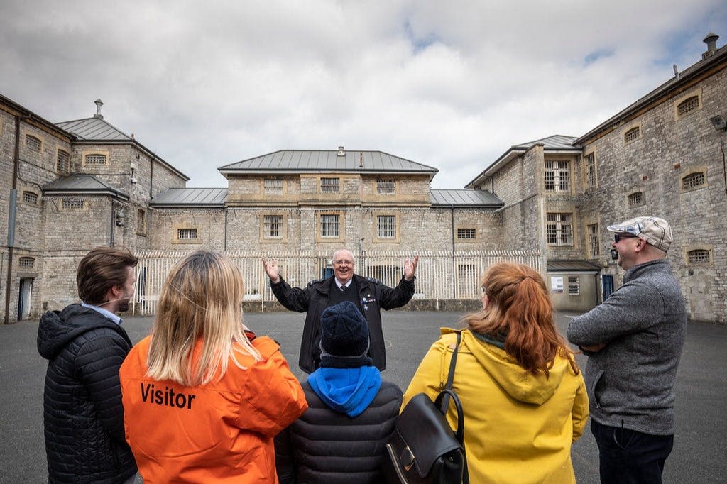 Shepton Mallet Prison 가이드 투어에 참여한 방문객 일행.