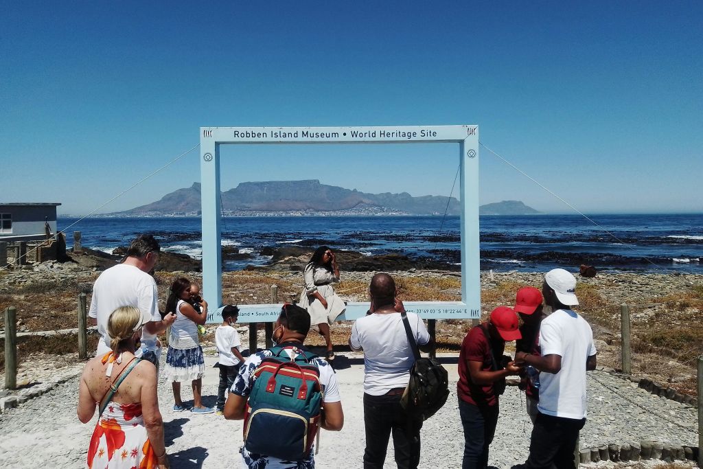 테이블마운틴을 배경으로 한 로벤섬 사진 광장