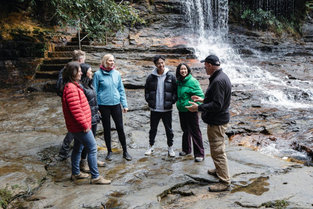 가이드와 일행이 함께하는 웬트워스 폭포 투어