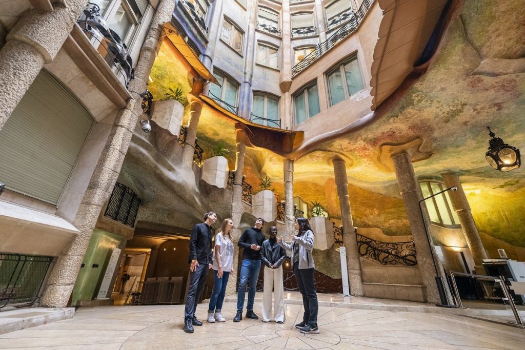 입구 로비 라 페드레라 카사 밀라 바르셀로나 가우디