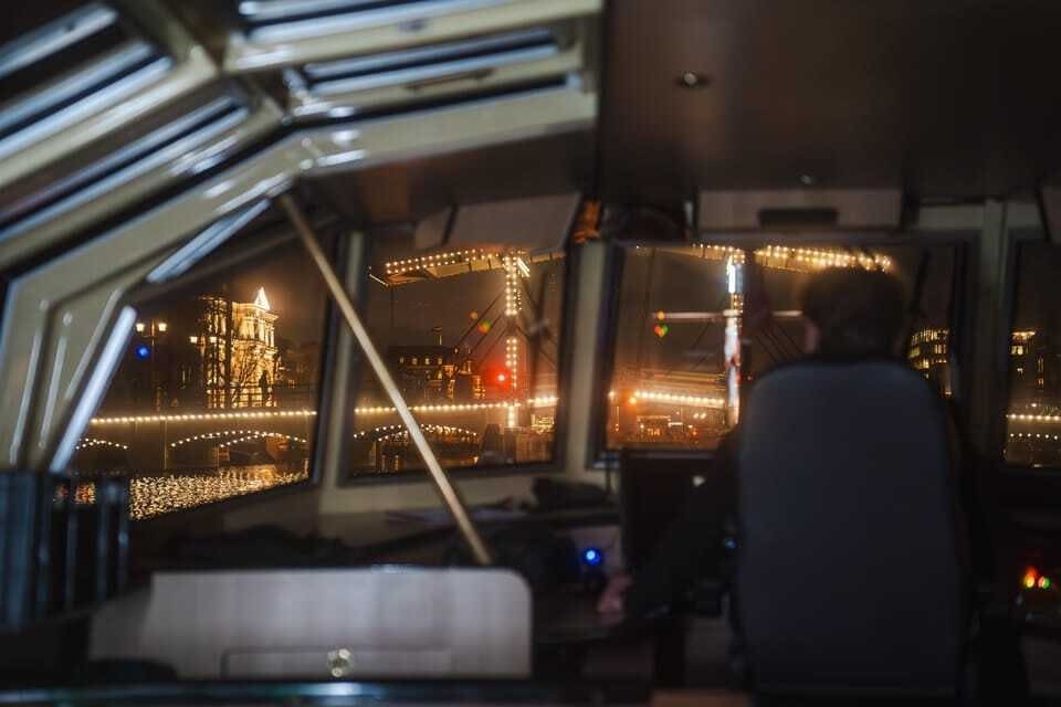 마게르 브뤼그 (Magere Brug) 가 정면에서 접근하는 보트의 내부