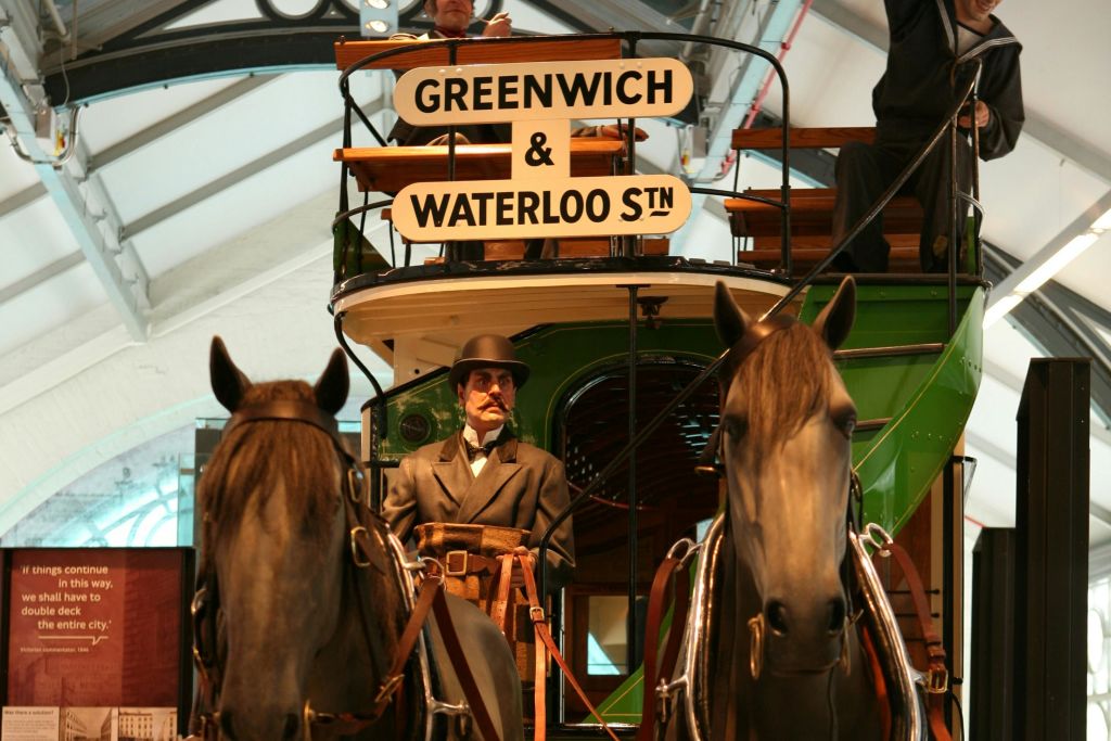 말이 끄는 더블 데커 버스