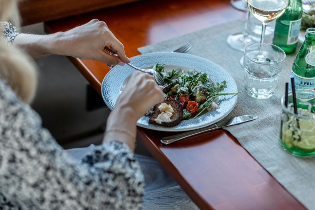 선상에서 전통 별미를 즐길 수 있는 레스토랑. 테이블 예약 권장.