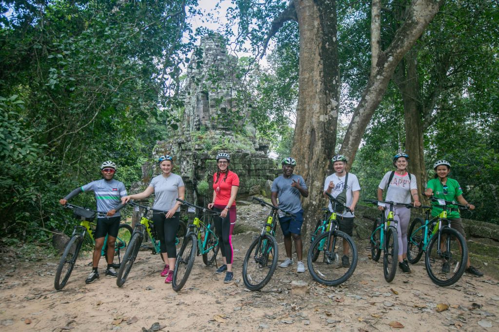 역사적인 사원 단지를 가로질러 페달을 밟고 친절하고 전문적인 가이드를 통해 페달의 역사를 알아보세요.
