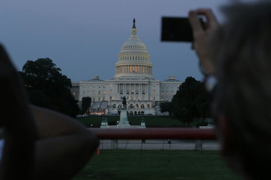 해질 무렵, 미국 국회의사당 건물 앞에 한 사람이 휴대폰을 들고 있었습니다.