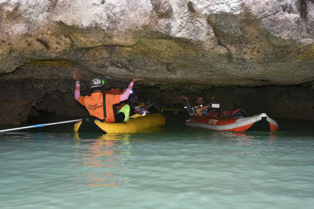 석회암 바위 깊은 곳의 좁은 수로로 들어가기