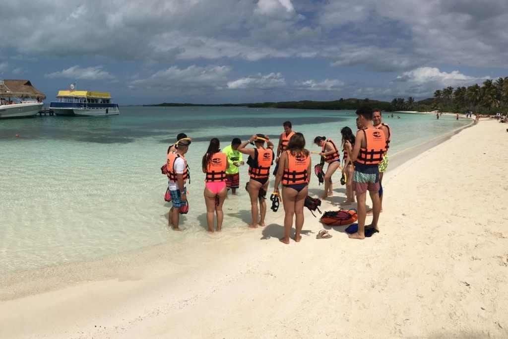 이 멋진 투어에서 스노클링을 즐길 수 있는 기회가 많습니다.