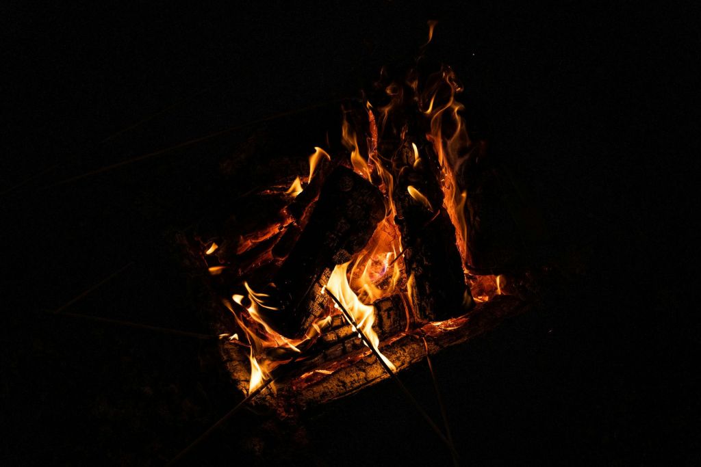 어두운 환경에서 밝은 불꽃으로 통나무를 태웁니다.