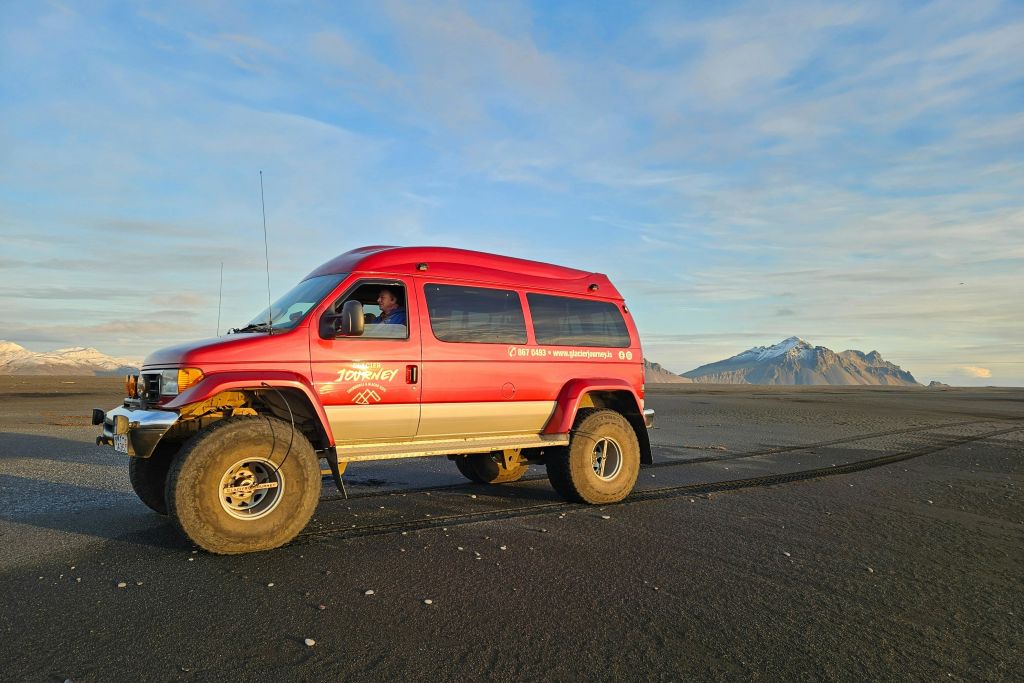 뒷면의 "Eldur" Ford Econoline 46 "타이어와 베스트라호른
