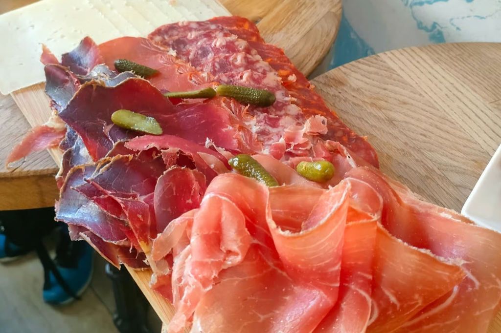 피클을 곁들인 보드에서 제공되는 햄 슬라이스