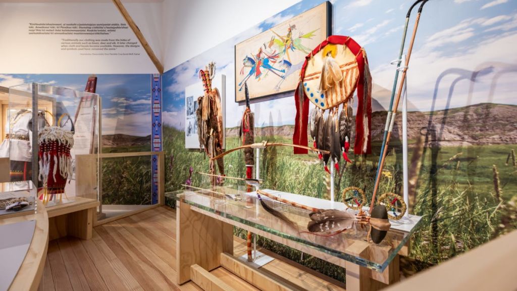 초원을 배경으로 깃털 장식의 머리 장식, 활, 전통 예술품 등 아메리카 원주민 유물이 전시된 박물관입니다.