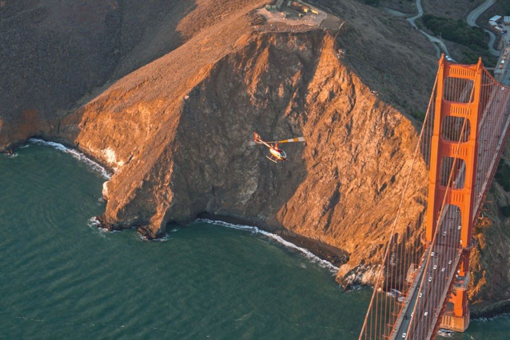 금문교에서 가까운 헬리콥터