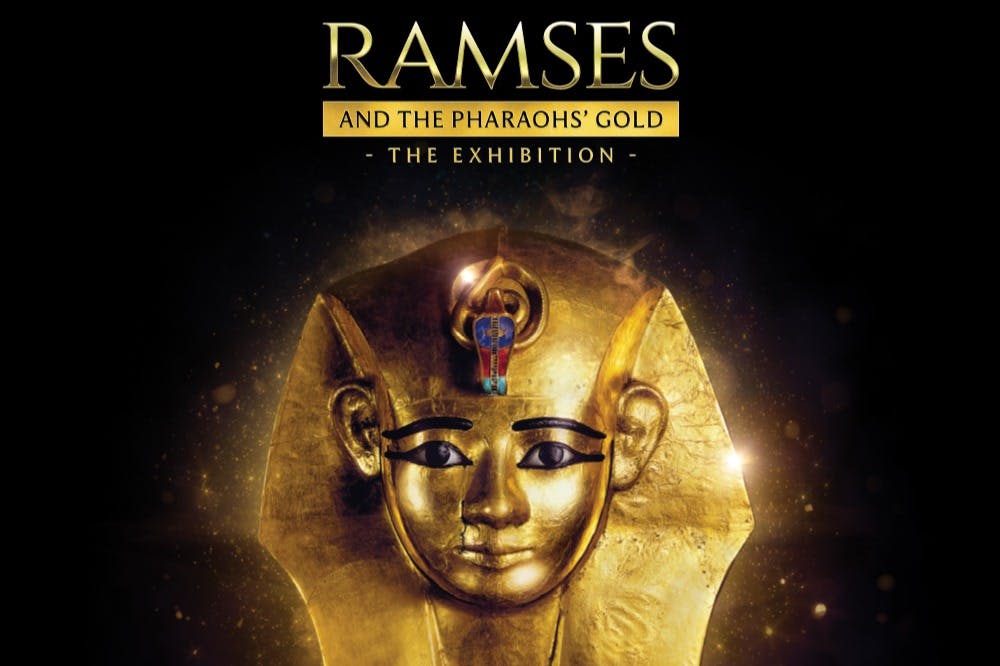 전시 제목이 '람세스와 파라오의 금' 인 이집트 파라오의 황금 가면이 위에 표시됩니다.