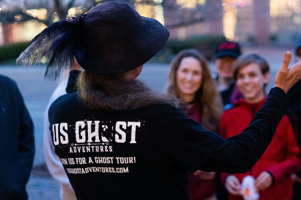 투어 가이드가 전자기장 (EMF) 감지기를 들고 초자연적인 활동을 하며 그룹을 웃게 만듭니다.