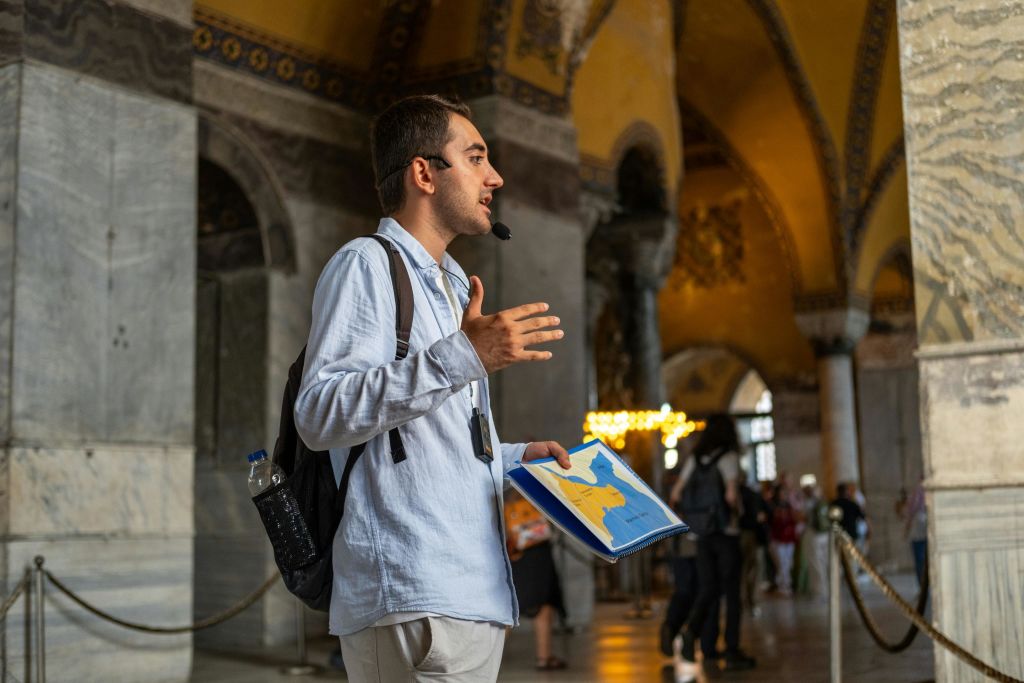 전문적인 현지 가이드가 투어를 진행하여 더욱 인터랙티브한 경험을 선사합니다.