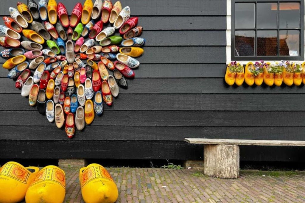 검은 나무 벽에 창문과 벤치가 있는 하트 패턴으로 배치된 나무 막힘. 바닥에 커다란 노란 막힘이 있습니다.