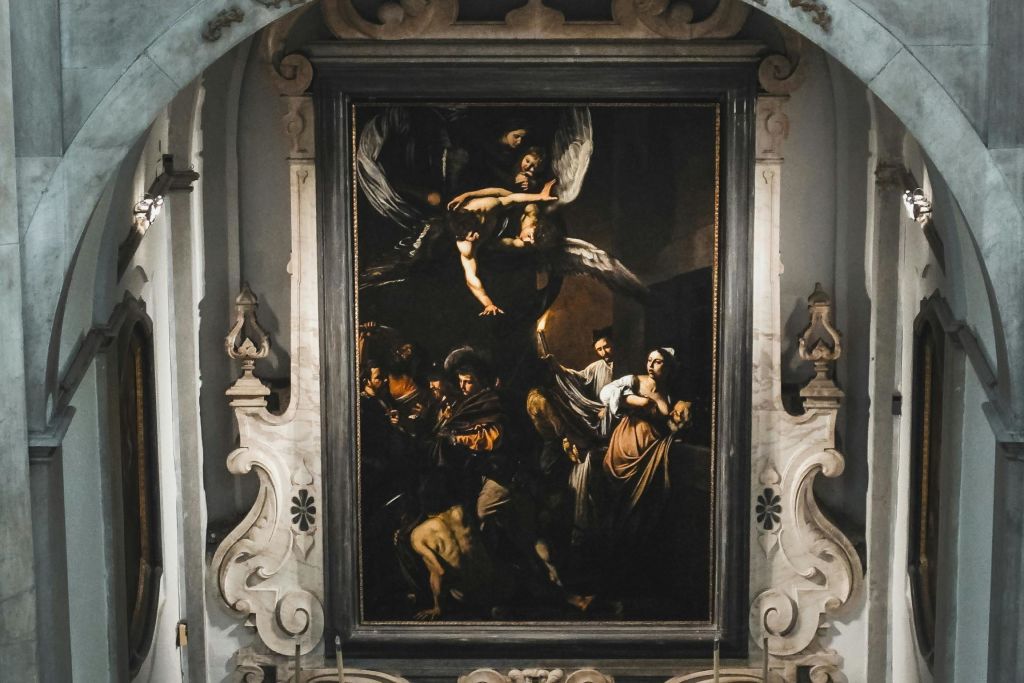 여러 개의 형상과 역동적인 조명이 있는 드라마틱한 장면을 묘사한 화려한 프레임의 그림으로, 고전적인 분위기로 전시되어 있습니다.