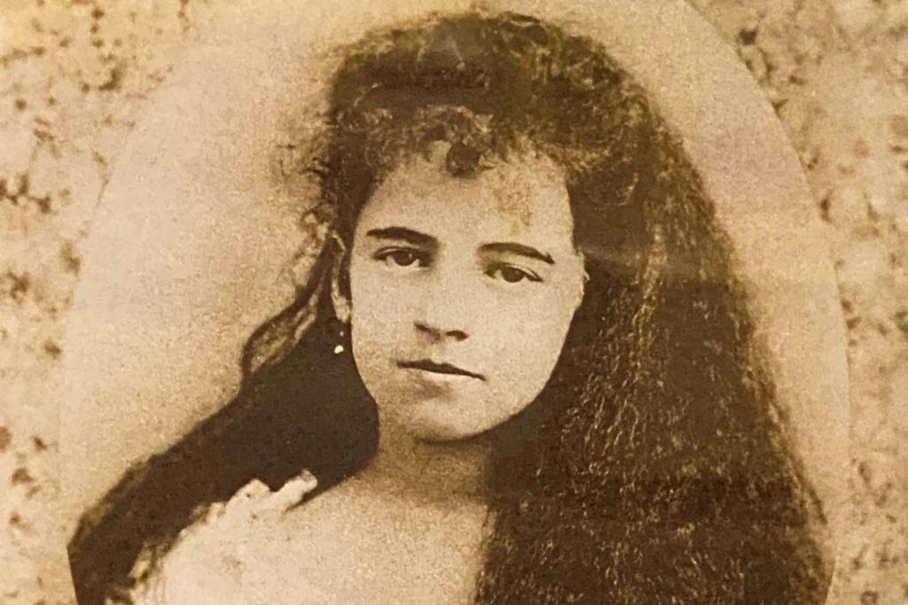 May Woolsey의 트렁크 이야기를 들어보세요.