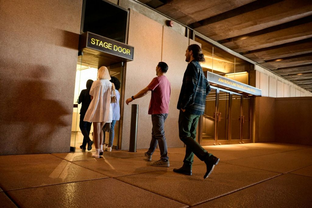 백스테이지 투어를 위해 스테이지 도어를 통해 입장하는 방문객