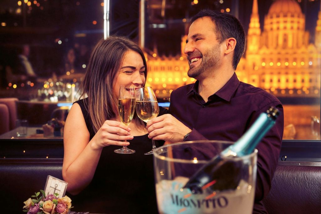 실버라인 크루즈 – 다뉴브강에서 즐기는 저녁 식사와 조명 – 부다페스트의 마법 같은 저녁