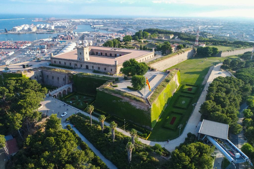 Aerial view of Montjuïc Castle, with the port of Barcelona in the background.