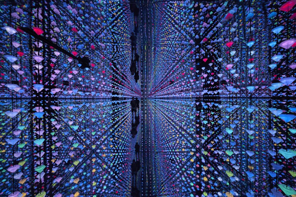 다채로운 색상의 물건을 걸어 만화경 같은 시각 효과를 연출하는 거울 같은 방.